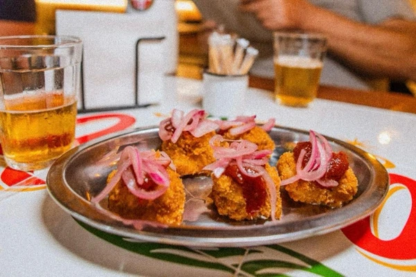 Dadinho de porco com picles e missô por Ciro Trigo