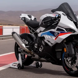 Modelo foi apresentado em abril de 2008
em Munique, na Alemanha, com motor de quatro tempos e quatro cilindros em linha transversal de 999 cc, com
190,4 cavalos a 13 mil rotações por minuto