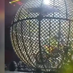 Dois motociclistas perderam o controle e colidiram dentro da estrutura, que contava com outros pilotos se apresentando; situação aconteceu na noite de quinta-feira (3)