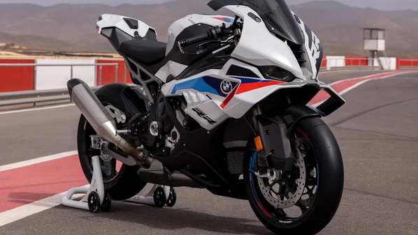 Modelo foi apresentado em abril de 2008
em Munique, na Alemanha, com motor de quatro tempos e quatro cilindros em linha transversal de 999 cc, com
190,4 cavalos a 13 mil rotações por minuto