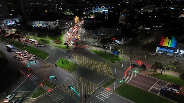 Prefeitura instalou rede de semáforos inteligentes que amplia o tempo do sinal verde quando há maior fluxo de veículos na via