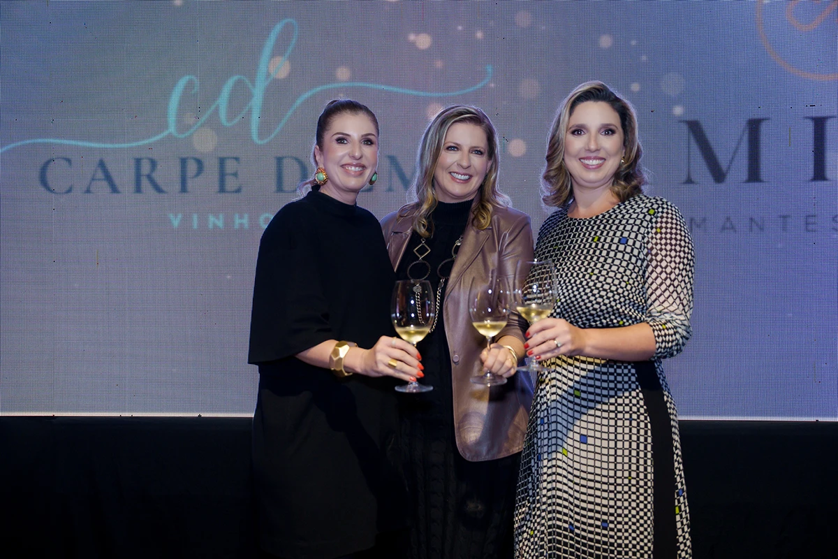 A sommelière Andreia Gentilini da Amitié com Roberta Girelli e Tatiana Puppim