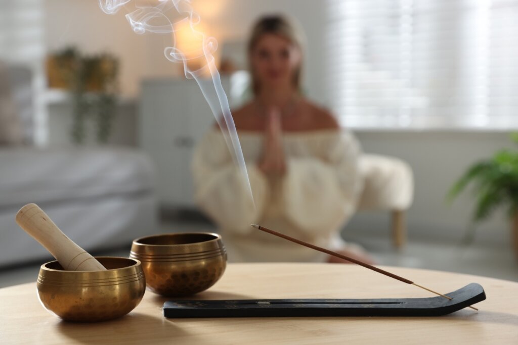 O incenso de rosa desperta a sensibilidade e promove a paz (Imagem: New Africa | Shutterstock)