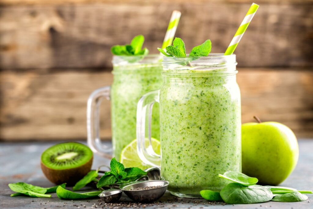 Vitamina de kiwi, maçã-verde e espinafre (Imagem: Sunny Forest | Shutterstock)