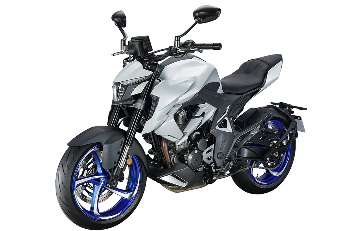 Zontes R350 ncom a cor prata (Matt Silver) e com rodas diamantadas azuis