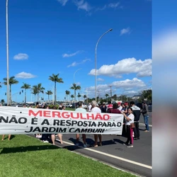 Grupo usou faixas, cartazes e carro de som para criticar as intervenções conduzidas pela Prefeitura de Vitória, que vão mudar o trânsito da região