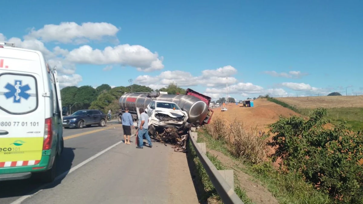 Acidente interdita trecho da BR 101 na Serra por Leitor A Gazeta