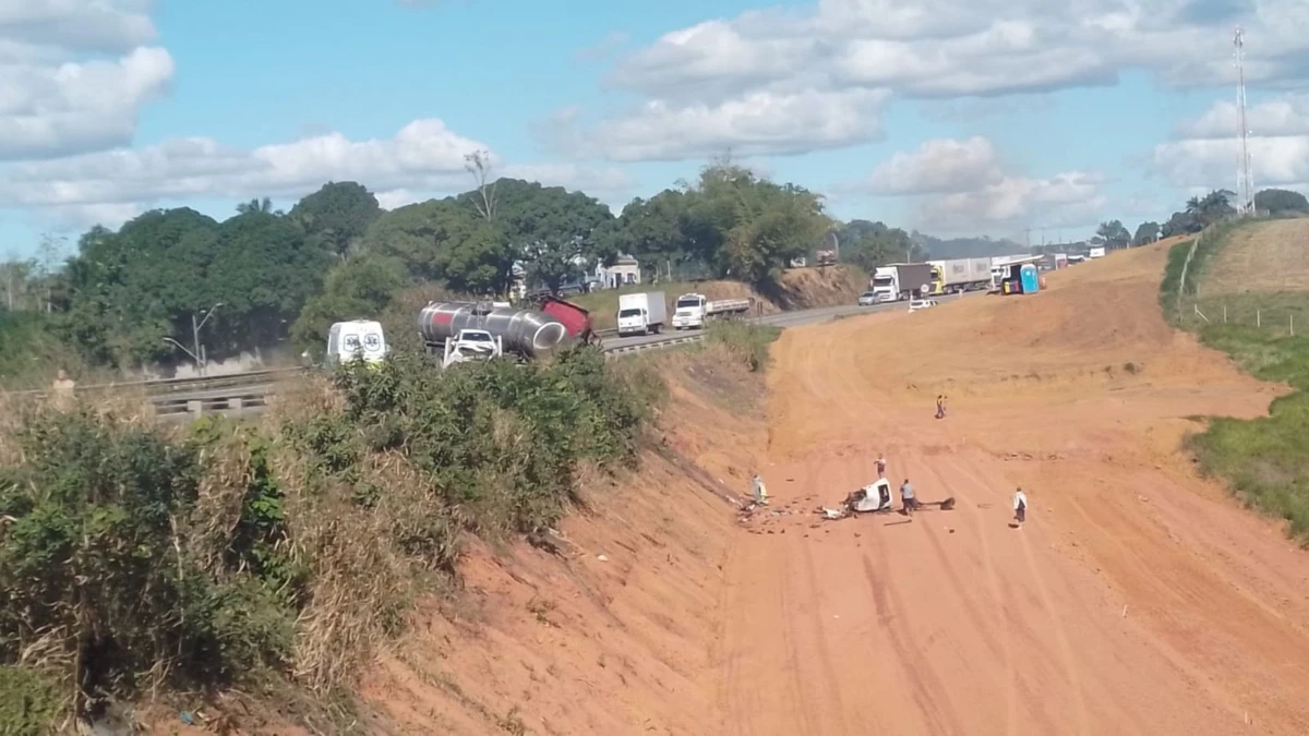 Acidente interdita trecho da BR 101 na Serra por Leitor A Gazeta