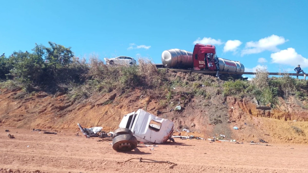 Acidente interdita trecho da BR 101 na Serra por Leitor A Gazeta