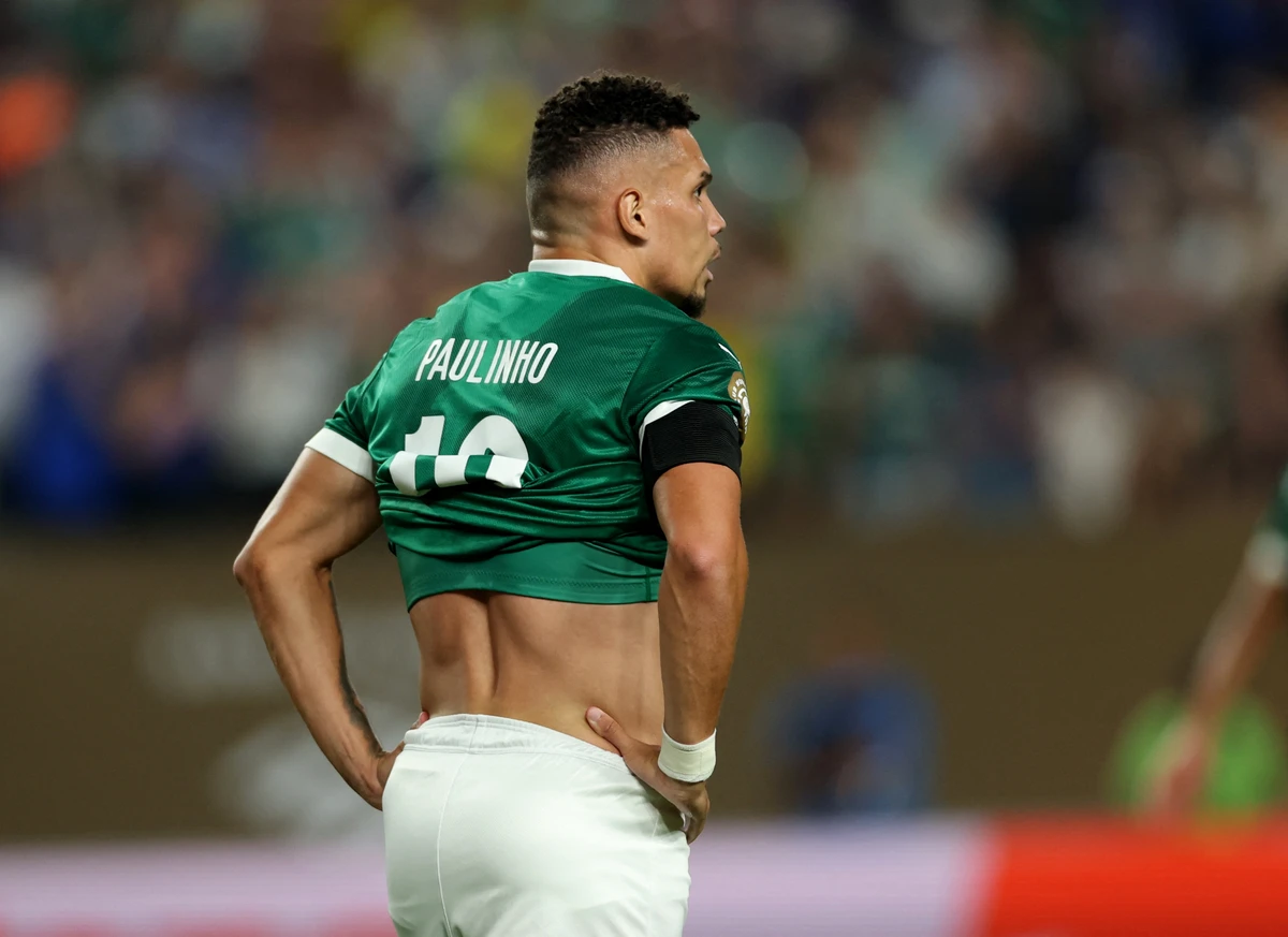 Paulinho precisará passar por uma nova cirurgia e só voltará a jogar em 2026