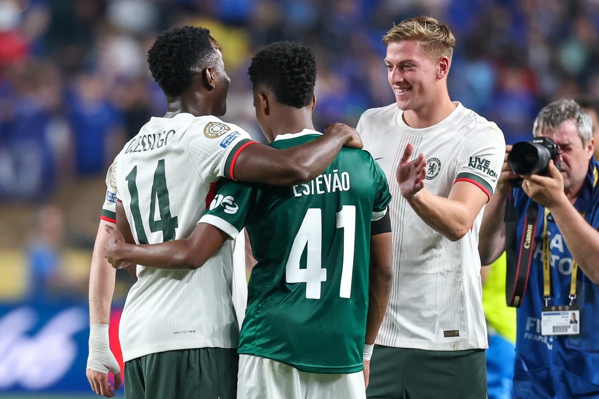 Estêvão fez o gol palmeirense e recebeu o carinho dos futuros companheiros de Chelsea após a eliminação do Alviverde do Mundial de Clubes