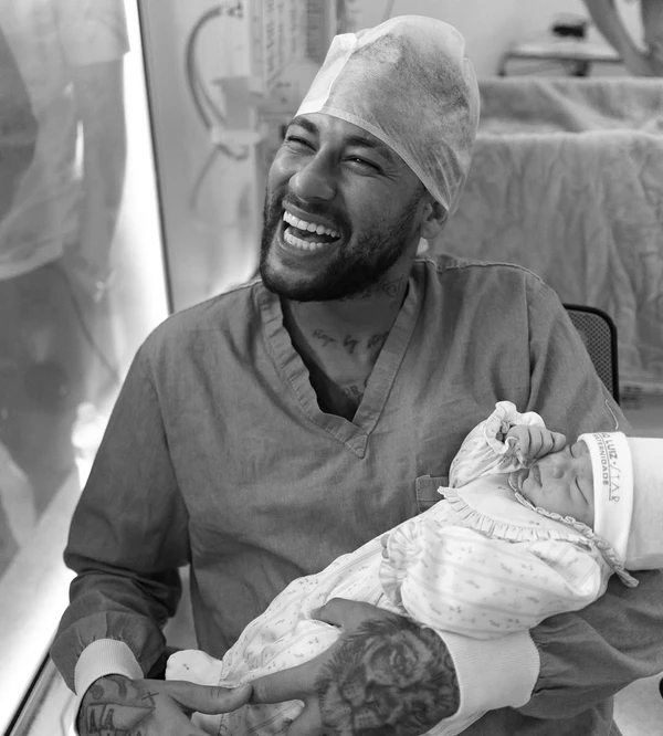 Bruna Biancardi e Neymar Jr. divulgaram as primeiras imagens da filha Mel, que nasceu no sábado (5) por Gabriel Queiroz