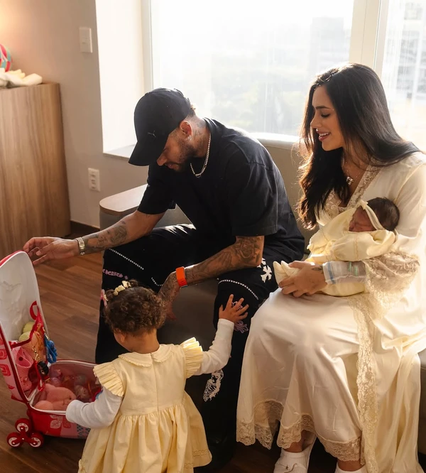 Bruna Biancardi e Neymar Jr. divulgaram as primeiras imagens da filha Mel, que nasceu no sábado (5) por Gabriel Queiroz