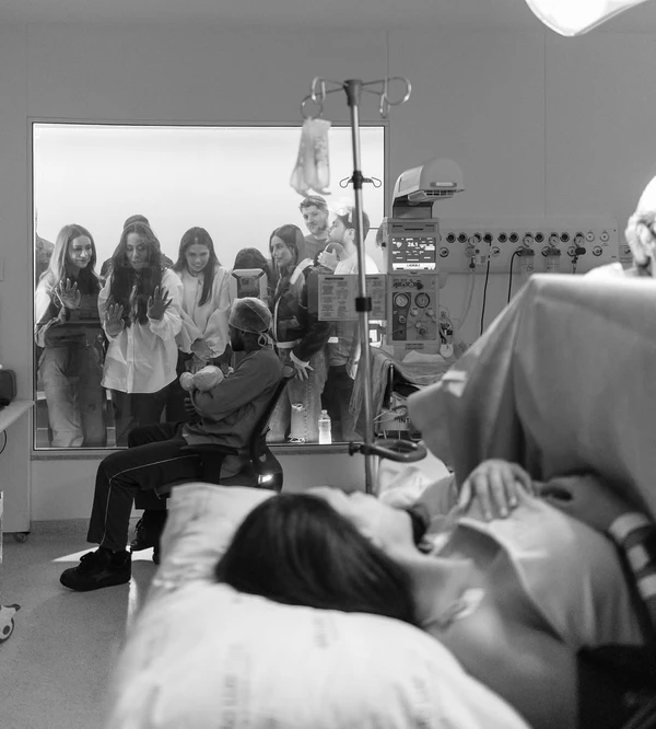 Bruna Biancardi e Neymar Jr. divulgaram as primeiras imagens da filha Mel, que nasceu no sábado (5) por Gabriel Queiroz