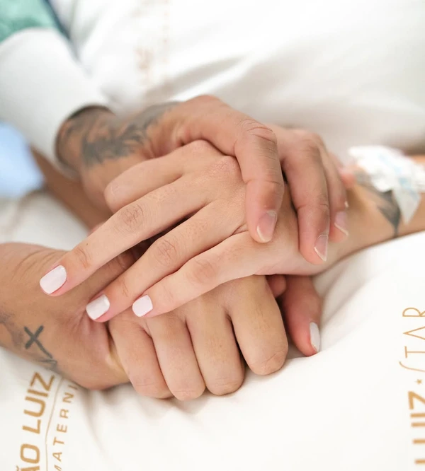 Bruna Biancardi e Neymar Jr. divulgaram as primeiras imagens da filha Mel, que nasceu no sábado (5) por Gabriel Queiroz