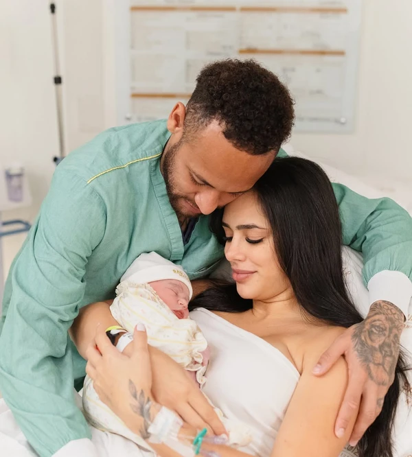 Bruna Biancardi e Neymar Jr. divulgaram as primeiras imagens da filha Mel, que nasceu no sábado (5) por Gabriel Queiroz