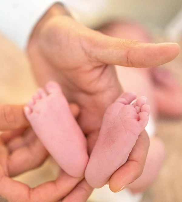 Bruna Biancardi e Neymar Jr. divulgaram as primeiras imagens da filha Mel, que nasceu no sábado (5) por Gabriel Queiroz