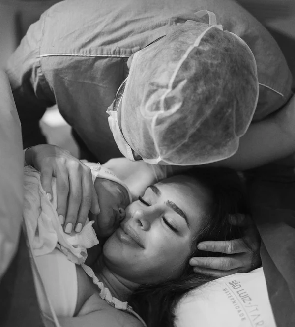 Bruna Biancardi e Neymar Jr. divulgaram as primeiras imagens da filha Mel, que nasceu no sábado (5) por Gabriel Queiroz