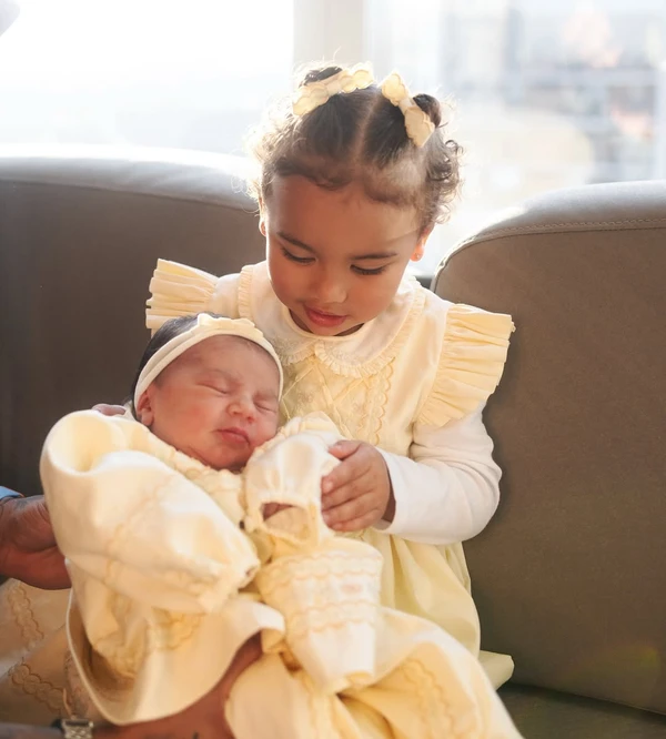 Bruna Biancardi e Neymar Jr. divulgaram as primeiras imagens da filha Mel, que nasceu no sábado (5) por Gabriel Queiroz
