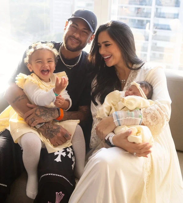 Bruna Biancardi e Neymar Jr. divulgaram as primeiras imagens da filha Mel, que nasceu no sábado (5) por Gabriel Queiroz