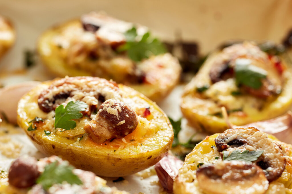 Batata recheada com cogumelo (Imagem: zi3000 | Shutterstock)
