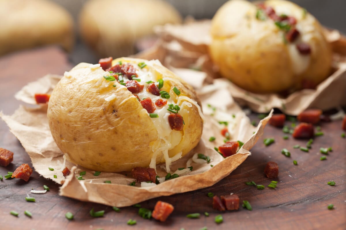 Batata recheada com queijo e bacon (Imagem: tmalucelli | Shutterstock)