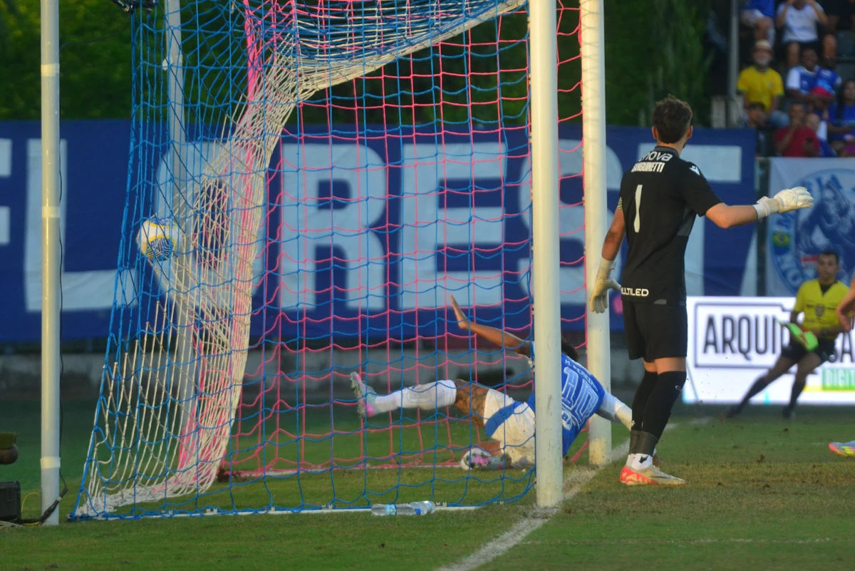 Matheus Pereira garantiu a vitória do Cruzeiro por Vitor Jubini/A Gazeta