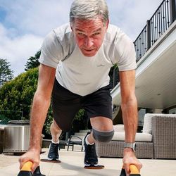 Eric Topol é um renomado pesquisador nos Estados Unidos que publicou diversos artigos científicos. Em seu último livro, ele se aprofunda na ciência de como envelhecer bem, e oferece uma abordagem otimista.