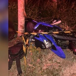 Rafael Garcia Ribeiro, de 18 anos, foi encontrado sem vida ao lado da moto, no distrito de Mundo Novo; acidente ocorreu na noite de domingo (6)