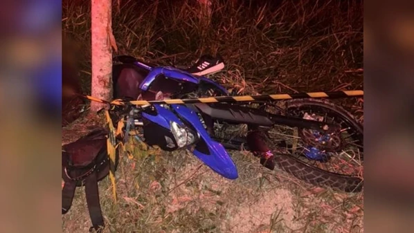 Rafael Garcia Ribeiro, de 18 anos, foi encontrado sem vida ao lado da moto, no distrito de Mundo Novo; acidente ocorreu na noite de domingo (6)