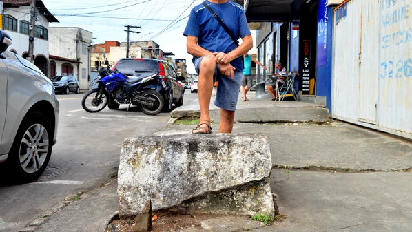 Em ronda por bairros de Vitória, Vila Velha, Serra e Cariacica, reportagem de A Gazeta flagra os principais obstáculos que dificultam a circulação de pedestres e ciclistas
