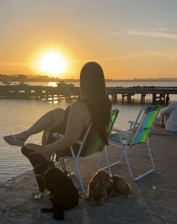 A maquiadora Lara com Maya e Caramelo em Búzios (RJ)