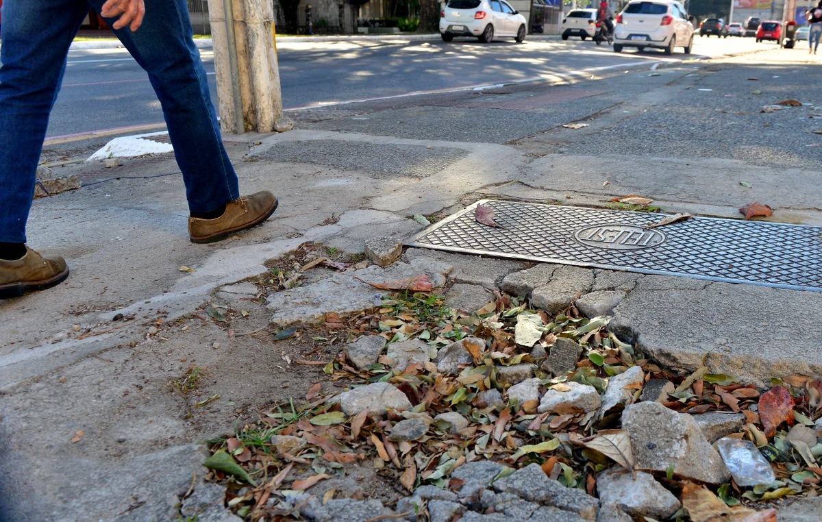 Calçadas esburacadas são encontradas em variados pontos da Avenida Beira-Mar, em Vitória