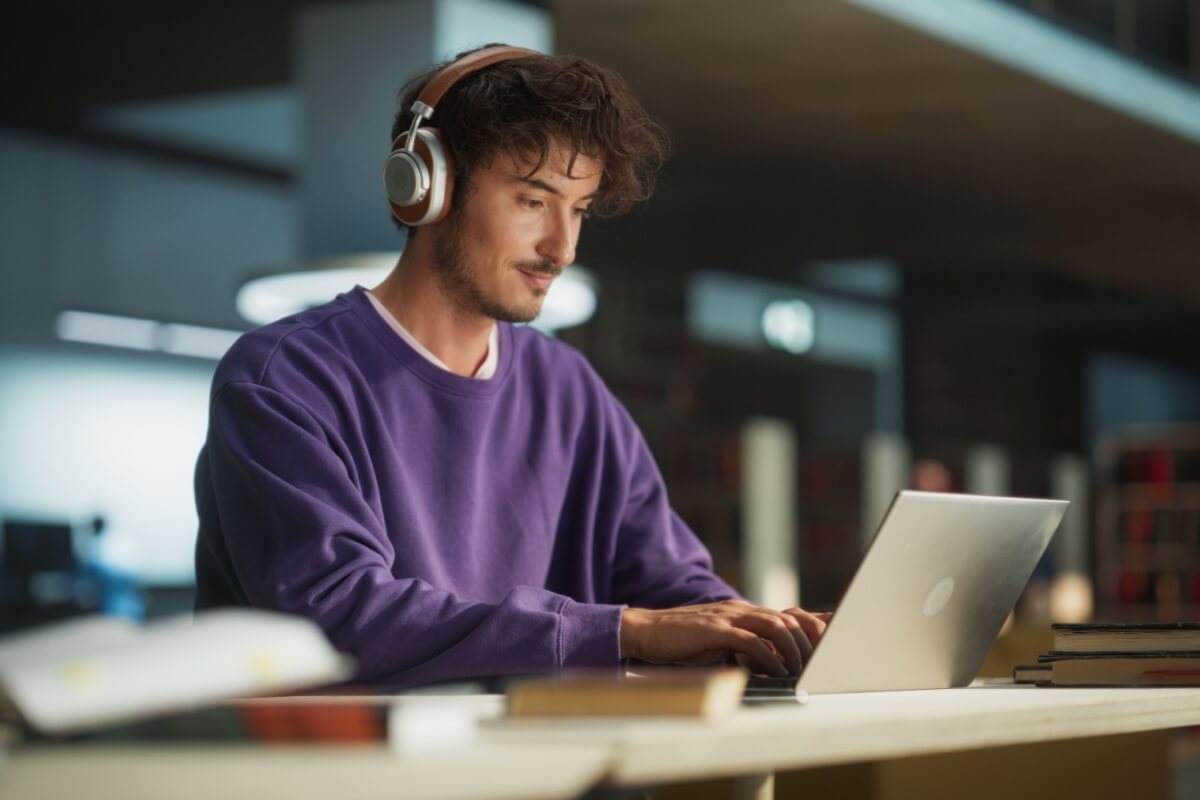 Elaborar um artigo científico requer clareza na redação e domínio das normas técnicas (Imagem: Gorodenkoff | Shutterstock) 