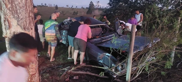 Ford Landau, onde estava a família, bateu em uma árvore, segundo a PM