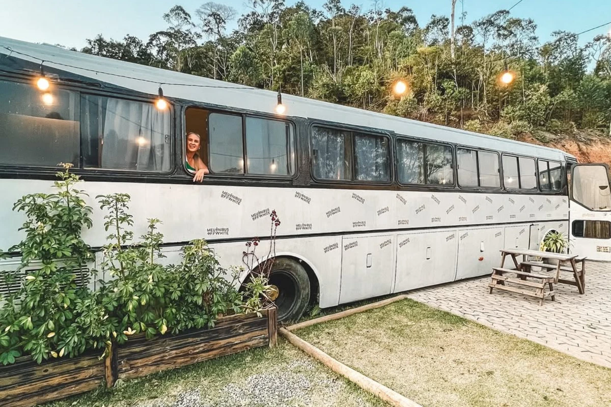 Meu ônibus offwhite é uma estilo diferente de hospedagem