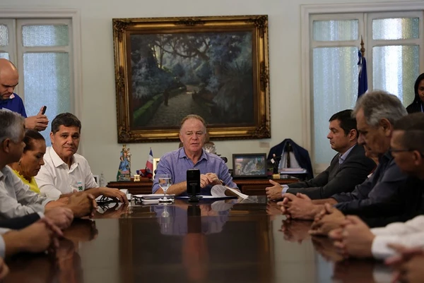 O governador Renato Casagrande sancionou lei que prevê repasses a times capixabas