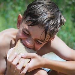 Para evitar intoxicação alimentar durante as férias, é crucial adotar medidas de higiene e segurança alimentar
