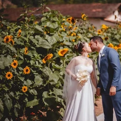 Flores foram plantadas nas fazendas das duas famílias, em fevereiro deste ano, e os pais dos noivos cuidaram das plantas até o dia do casamento, em maio