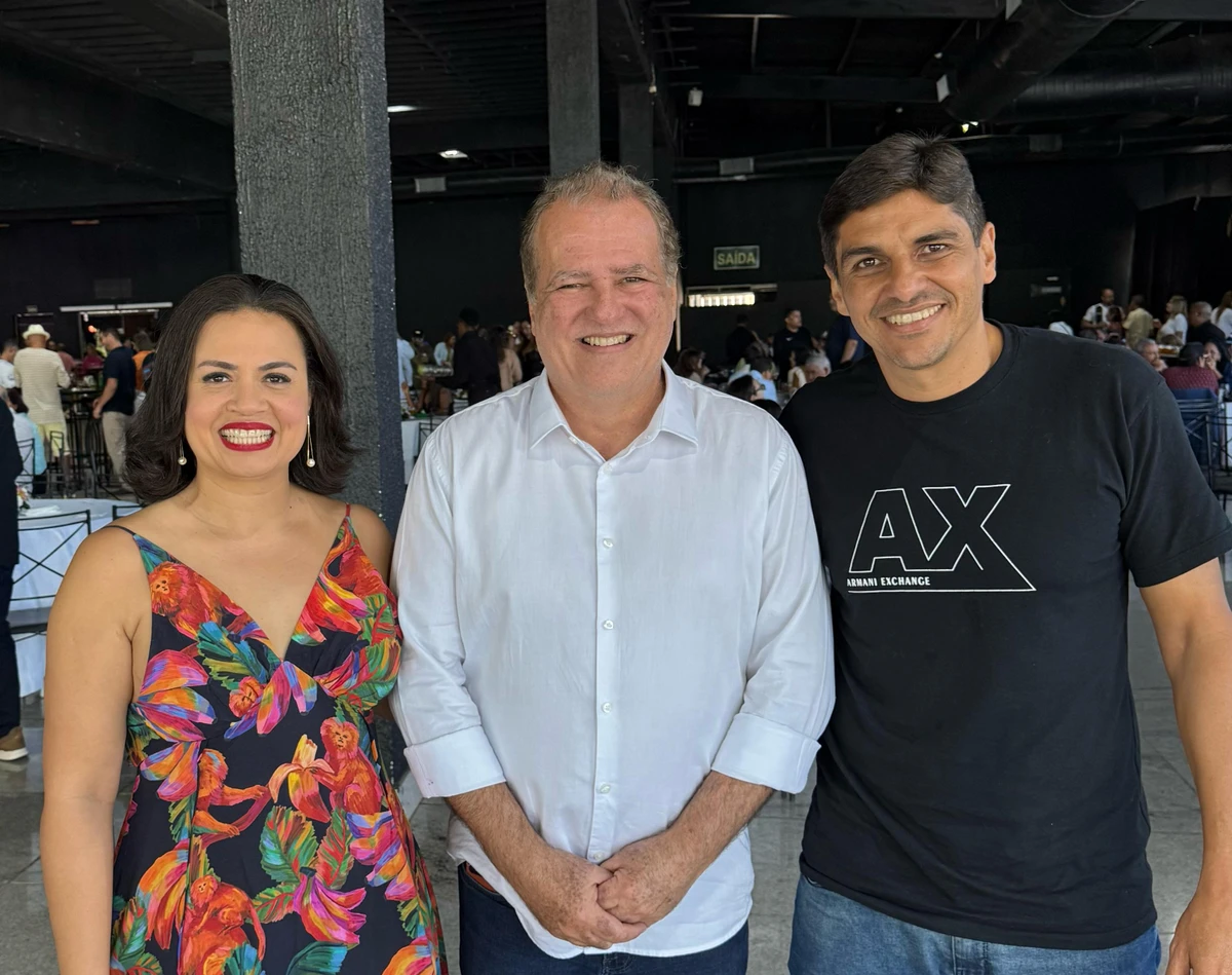 A presidente da CAAES, Kelly Andrade, com o presidente do Clube Álvares Cabral, Fernando Bissoli, e o advogado Alexandre de Oliveira Cavalcanti: no aniversário de 123 anos do Clube Álvares Cabral.