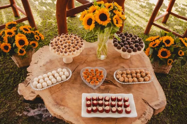 Casamento em Venda Nova do Imigrante, Espírito Santo, foi feito com girassóis plantados na própria propriedade por Acervo pessoal