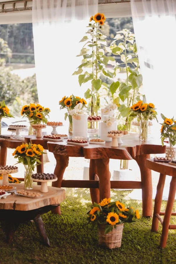 Cerca de mil girassóis enfeitaram todo o casamento realizado em Venda Nova do Imigrante por Acervo pessoal