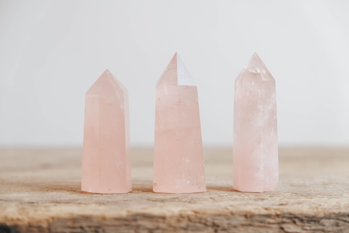 O quartzo rosa é um amuleto usado para atrair amor (Imagem: olhovyi_photographer | Shutterstock)