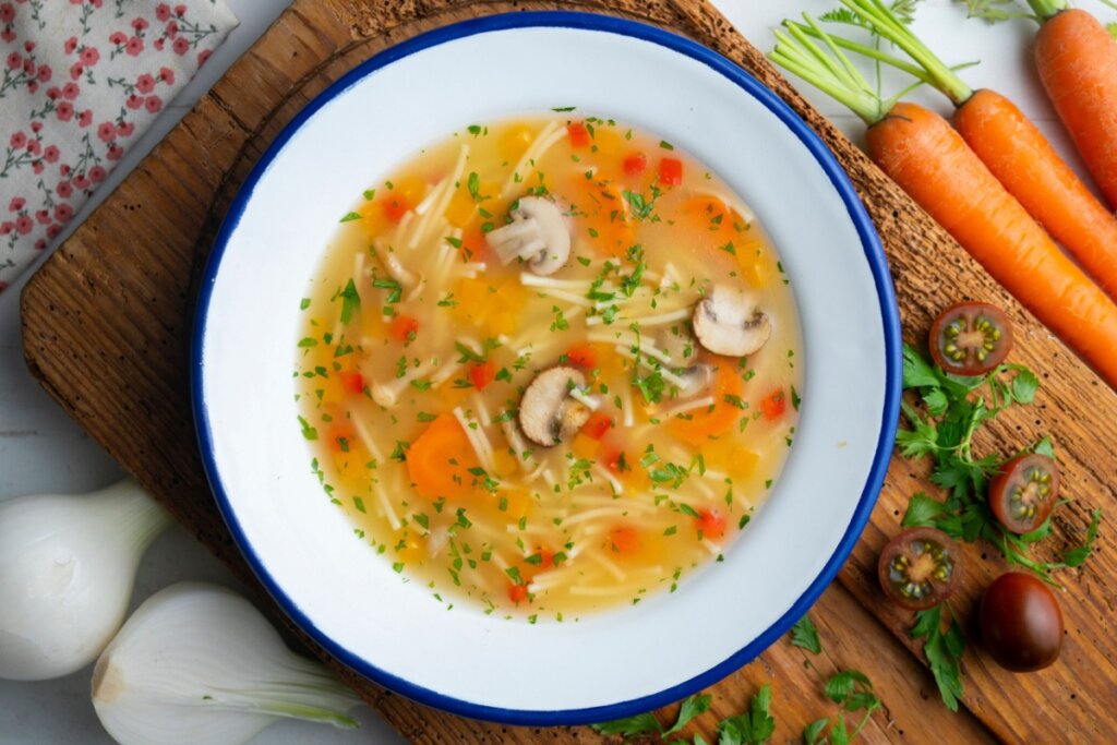 Sopa de macarrão com cogumelo (Imagem: Lecker Studio | Shutterstock)