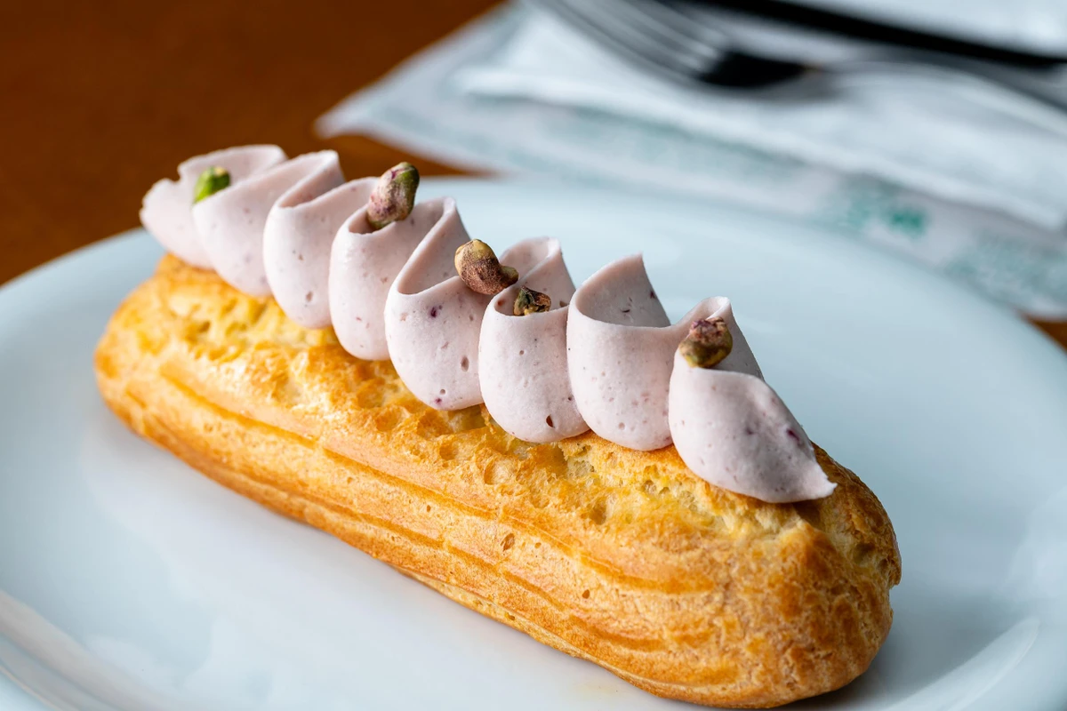 Éclair de pistache com framboesa: campeã de vendas na confeitaria Foto por Camila Luz