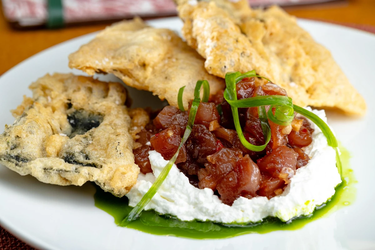 Crudo de atum, sour cream com wasabi e tempurá de alga nori é uma opção de entrada Foto por Camila Luz