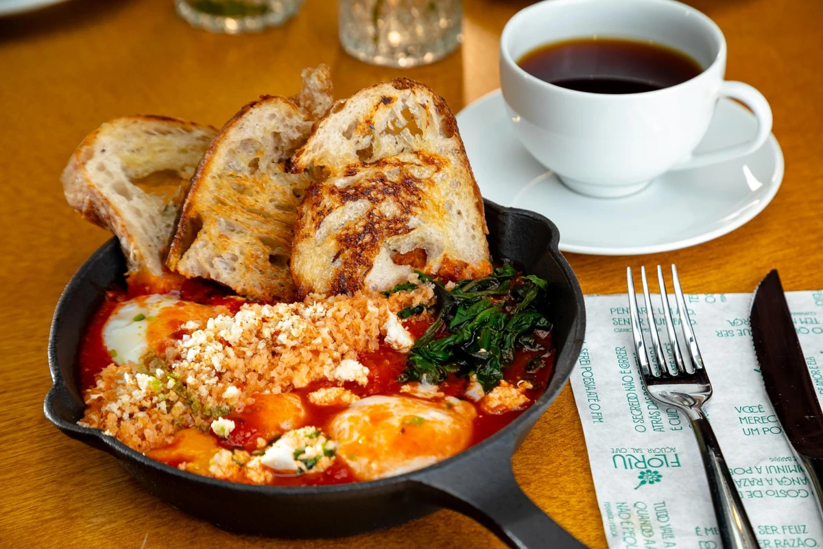 Ovos com molho de tomate, espinafre, farofa de socol e ricota: sugestão no brunch Foto por Camila Luz