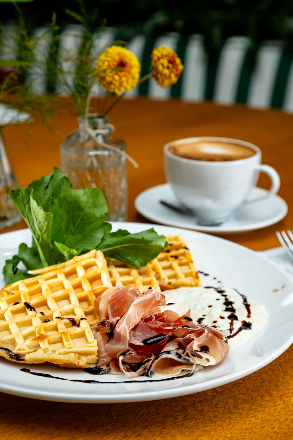 Waffle salgado com creme de gorgonzola, presunto cru e rúcula: o mais pedido no brunch Foto por Camila Luz
