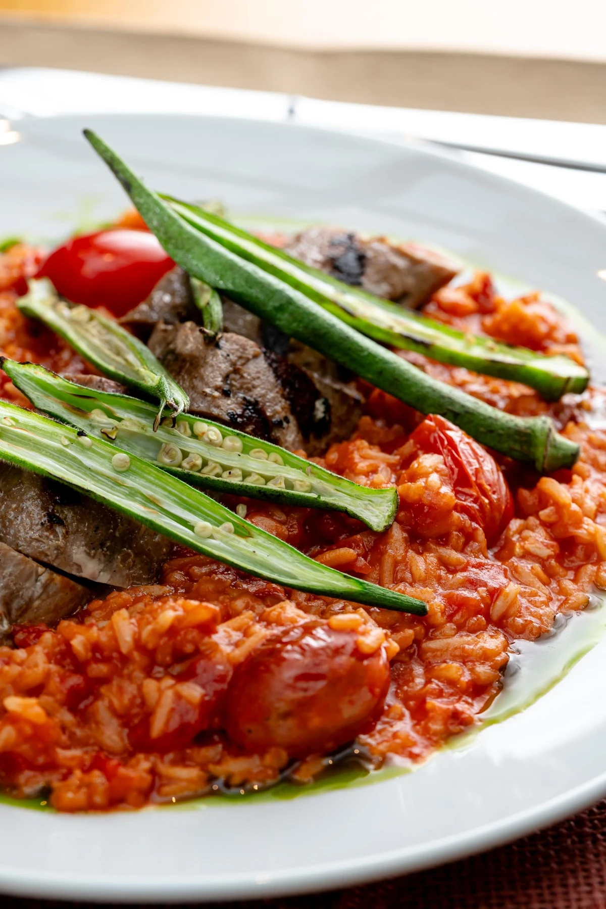 Arroz caldoso de tomates com atum selado e quiabo tostado está no menu do almoço Foto por Camila Luz