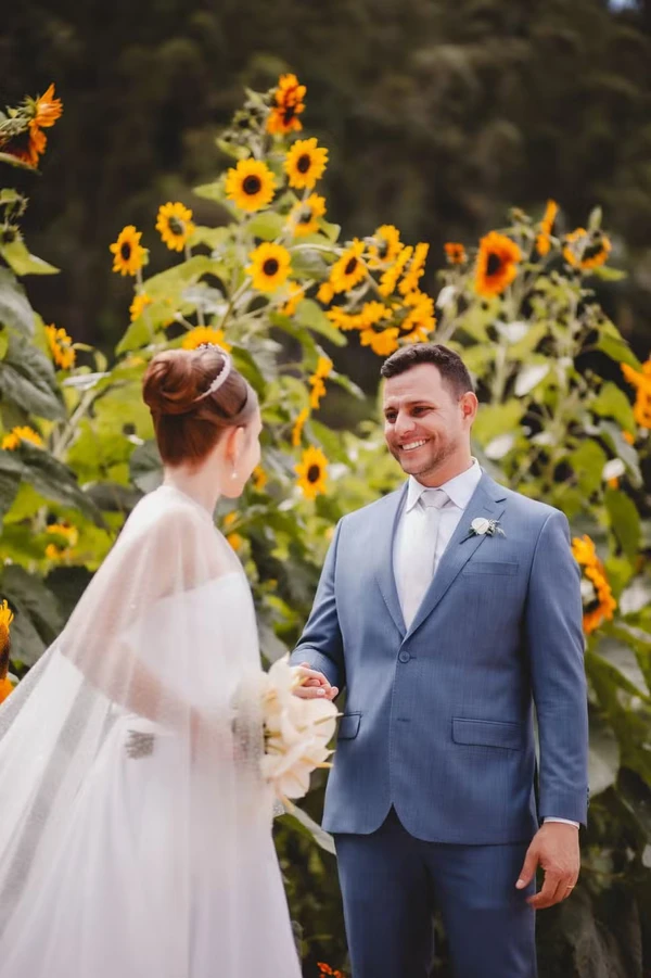 Lívia Ambrosim e Vagno Beltrame sempre gostaram de flores amarelas e casaram com girassóis que a própria família plantou em Venda Nova do Imigrante, Espírito Santo por Acervo pessoal